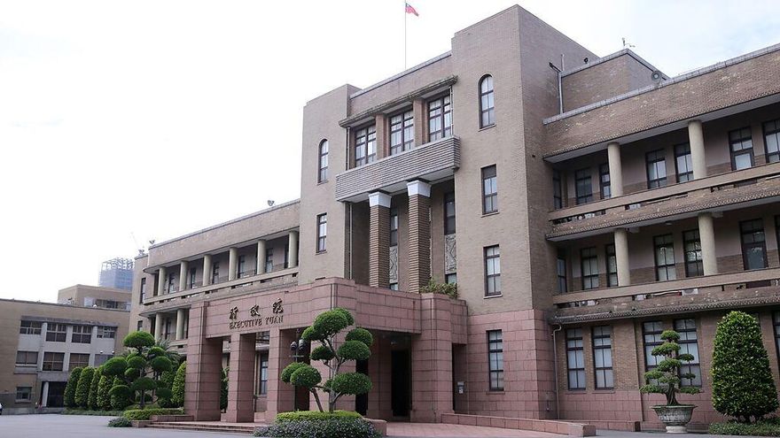 驚！行政院大樓「倒掛國旗」　李慧芝：升旗人員操作疏失