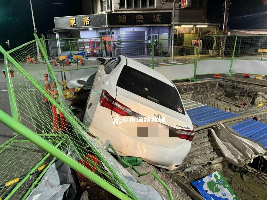 台南學甲轎車狂衝陷入工地　駕駛酒駕又吸毒