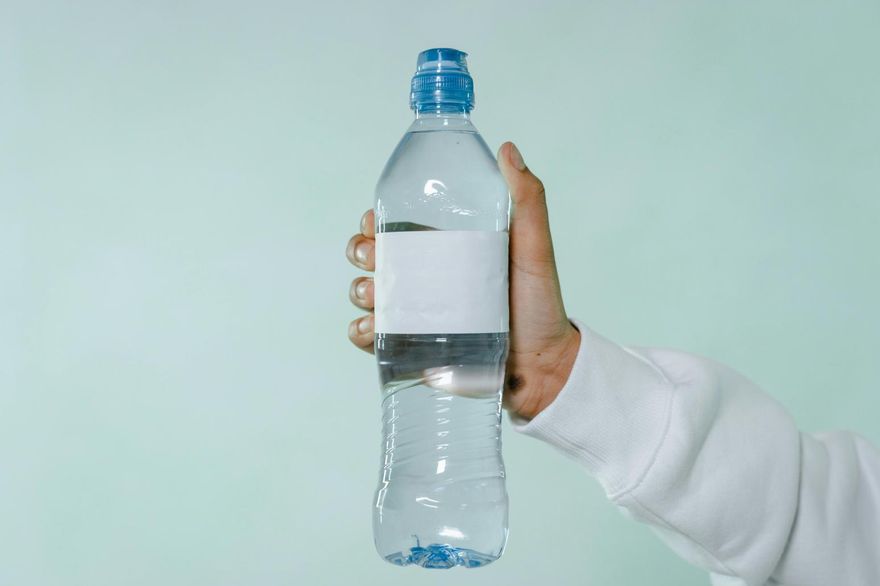 塑膠瓶裝水曬過別喝！哈佛研究：恐增糖尿病、不孕風險