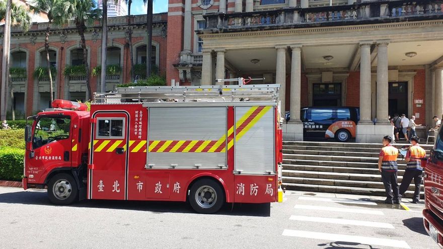 台大醫院總院空橋燒起來！員工急抄滅火器處理