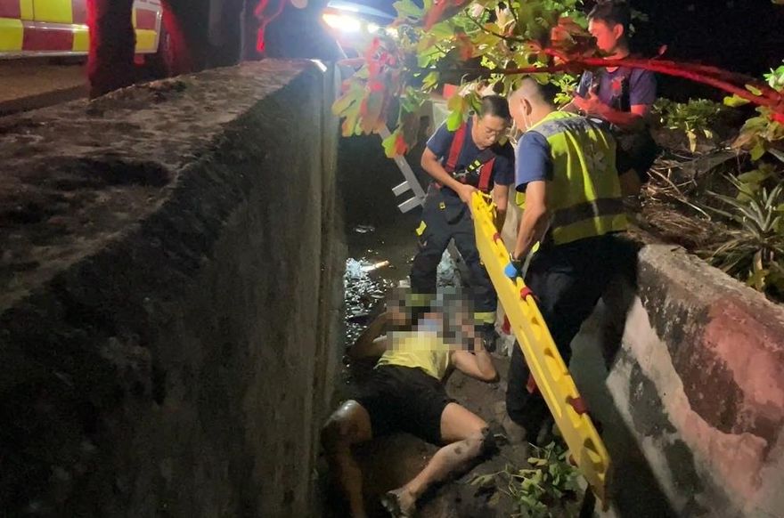 摸無花果重心不穩　台東阿伯「大字型」慘摔2米深水溝