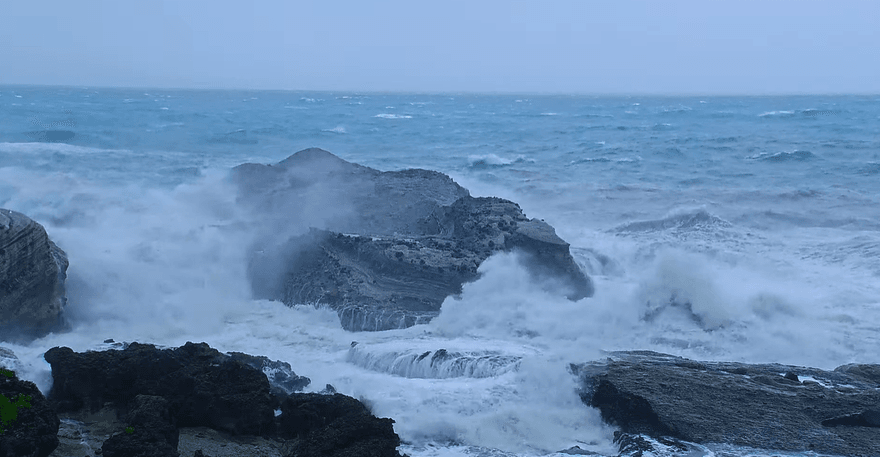 影/直擊綠島搖滾第一排！楊柳強風豪雨襲「鏡頭君陣亡」