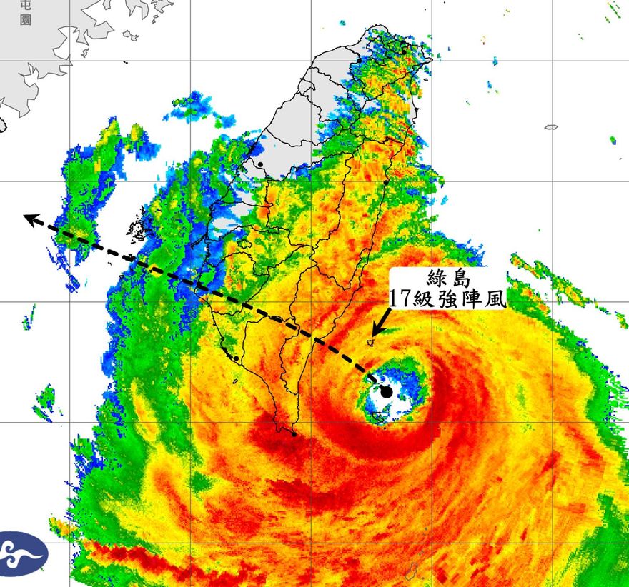 楊柳颱風「眼牆正通過綠島」！　17級風狂颳驚現「水往上流」