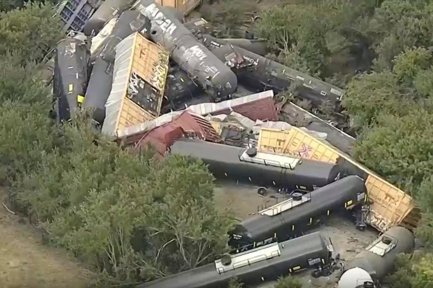 疑載有危險物質！貨運列車在德州脫軌　35節車廂翻覆交疊