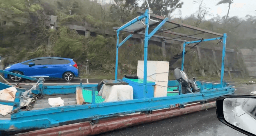 影/太慘了！台東漁船被吹到馬路上　加油站鐵皮垮了