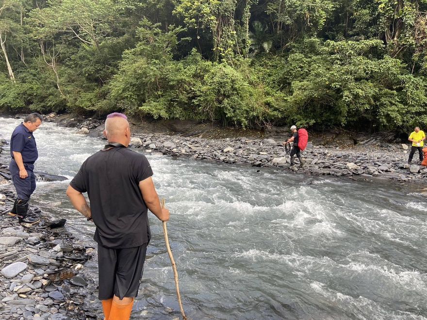 影/6人登山遇溪水暴漲受困　南投仁愛警冒險渡溪救援