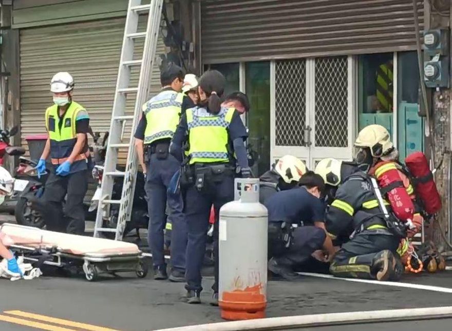 影/彰化驚見「持刀狂徒開瓦斯對峙」！直擊警封街圍捕