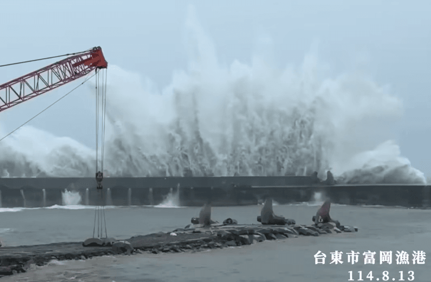 嚇人！台東富岡漁港掀「超大巨浪」　震撼畫面曝光