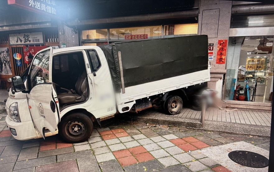 影/北市貨車倒車衝人行道撞進當鋪　駕駛辯「看錯導航」