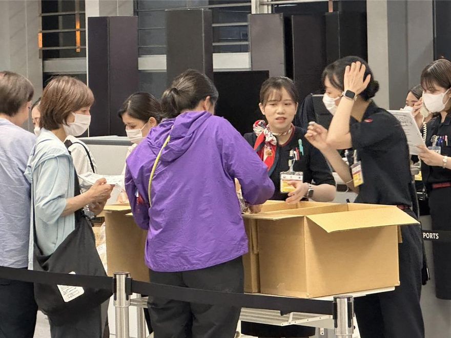 華航大阪航班延誤7小時慘睡機場！旅客淚：幽閉恐懼症發作