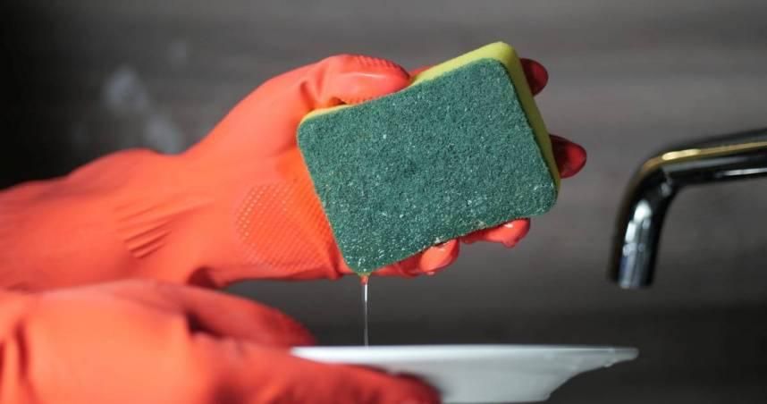 科技海綿暗藏危機　研究：每月恐釋出數兆塑膠微粒