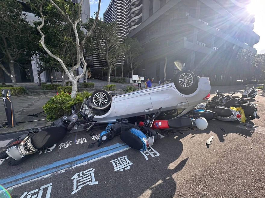 影/淡海新市鎮嚴重車禍！「11車撞一團」驚悚直擊