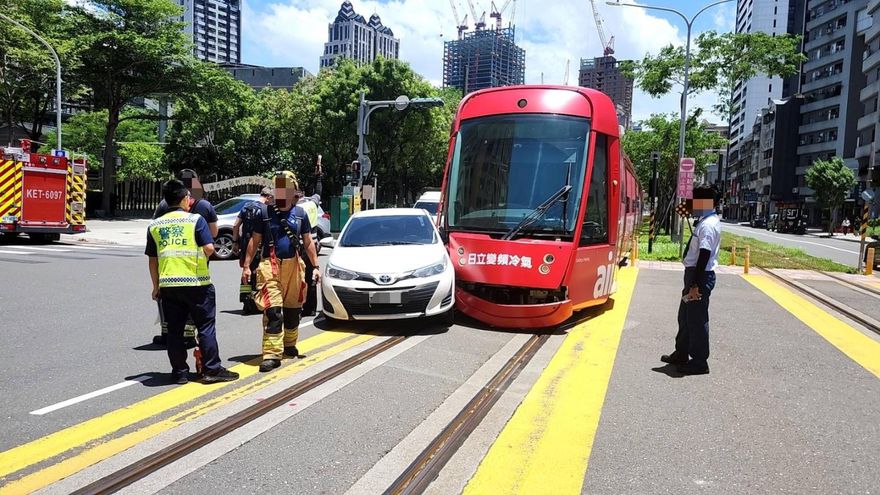 影/高雄輕軌又出事！慘遭「左轉搶快車」撞車頭