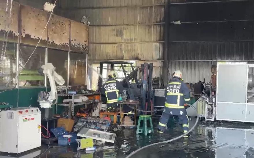 影/台中烏日機械手臂工廠火警　堆高機燒毀幸無人傷