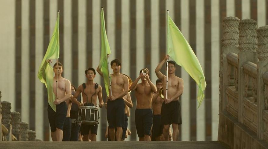 《進行曲》上映倒數！鮮肉裸身吹喇叭超養眼　黃牛價炒3倍驚動文化部