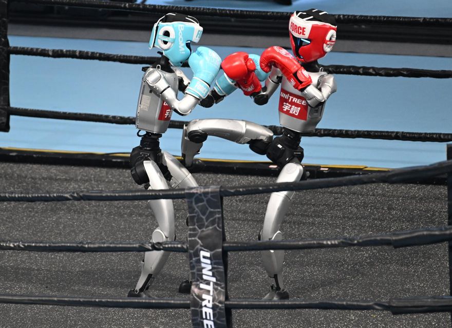 人形機器人運動會北京登場　500多名「選手」秀武術、踢球