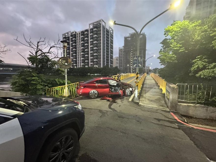 影/高雄租賃車拒檢亡命狂飆6分鐘　撞燈桿搜出「喪屍菸彈」
