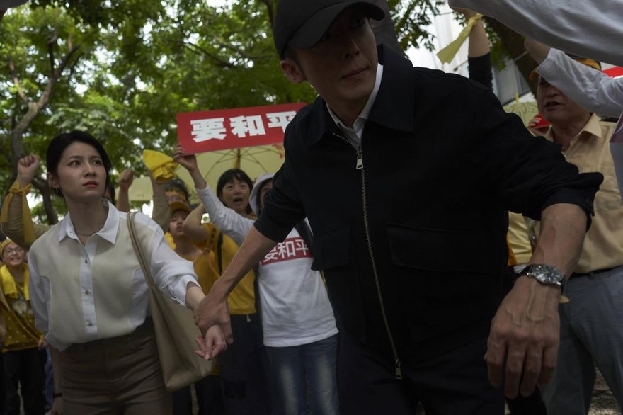 連俞涵狂K黑衣人打太猛急喊卡　和高橋一生談戀愛羞喊：愛情不用翻譯