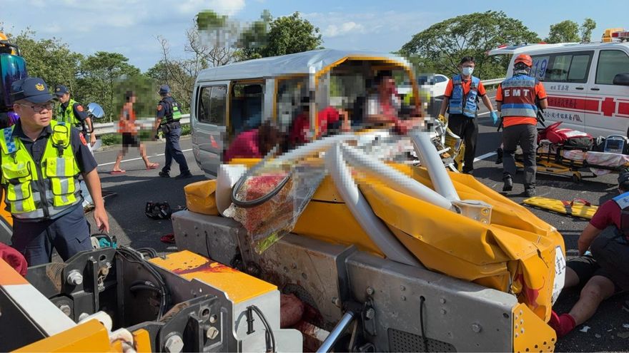 影/嘉義民和國中棒球隊國道車禍！8人受困消防搶救送醫