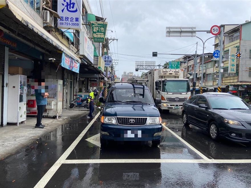 騎車撞上停等紅燈貨車！屏東女騎士酒駕超標送醫不治