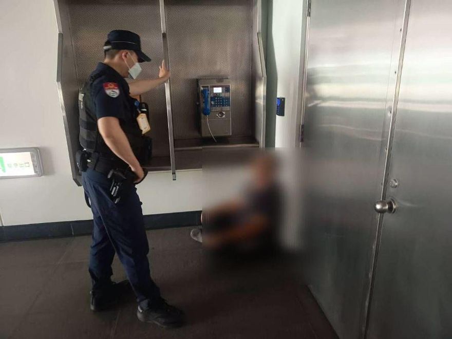 機捷驚見偷拍狼！ 噁男狂拍辣妹裙底　遭警埋伏逮捕