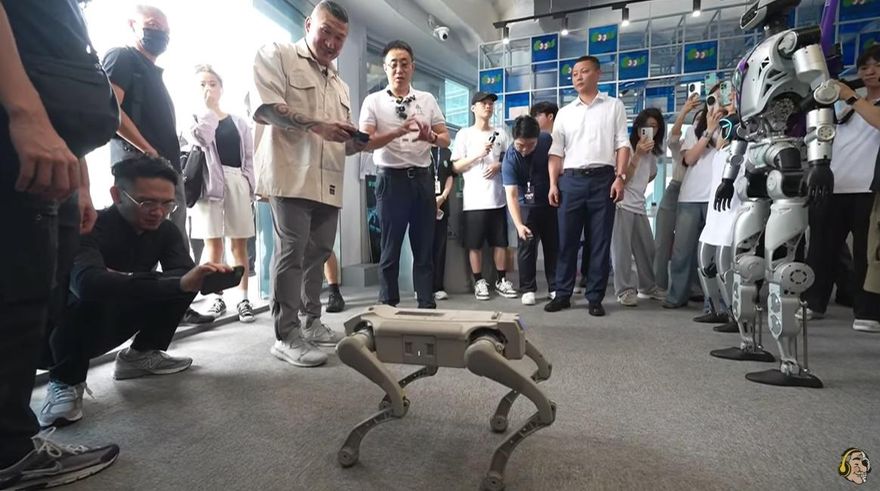 與機器狗擊掌！館長狂讚深圳科技　喊「台灣回家」籲兩岸交流