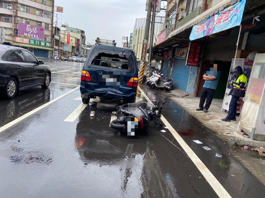影/屏東24歲女颱風天夜唱　返家撞廂型車尾慘死現場曝