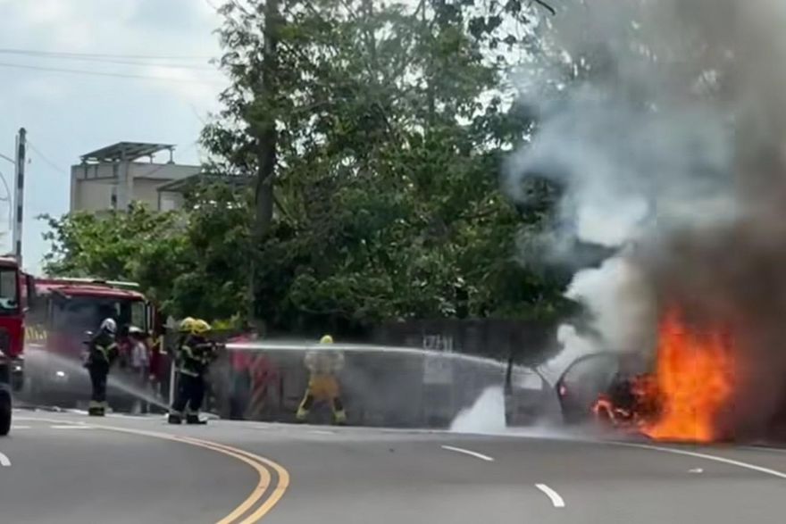 嘉義火燒車自小客燒到剩骨架　烈焰濃煙狂竄幸無人傷