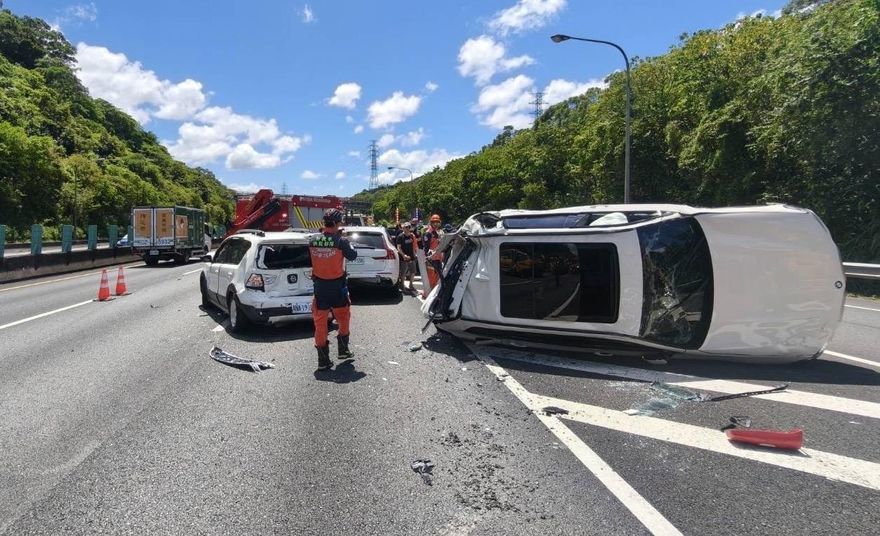影/國3遊覽車失控連撞4車　7人受傷送醫