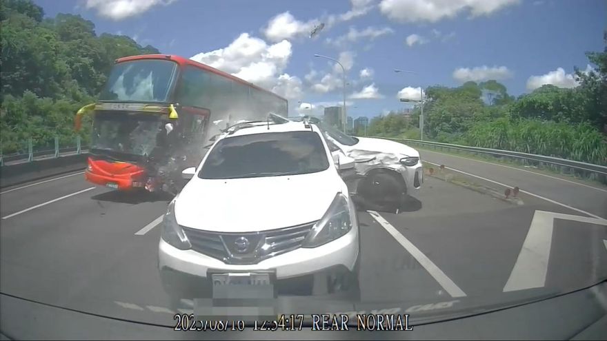影/國3遊覽車衝撞4車釀7傷　恐怖撞擊瞬間曝光