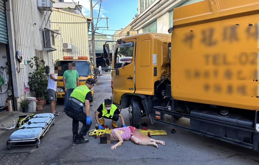 新北女行人遭垃圾車撞擊輾過　下肢骨折送醫搶救