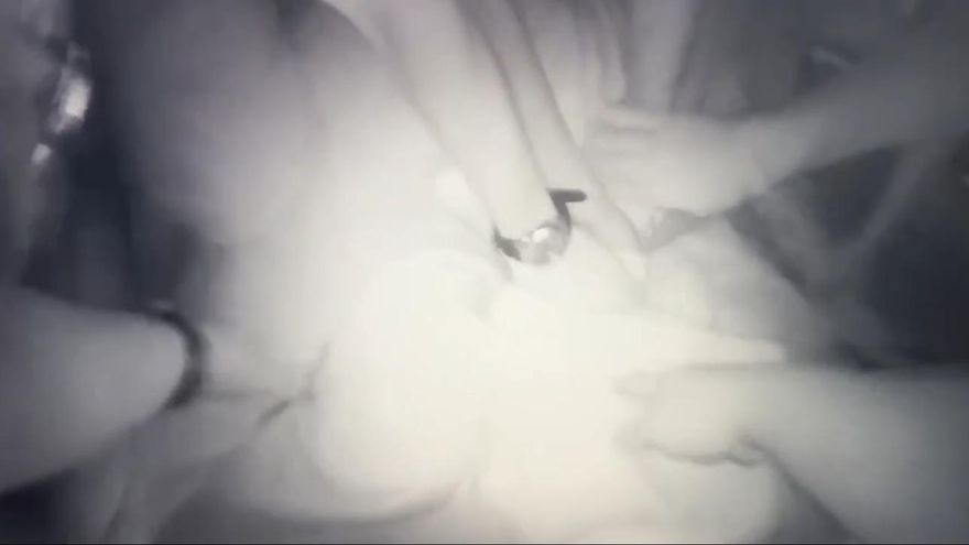 影/新北女稱「遭迫害」路邊持刀自傷　警壓制強制送醫