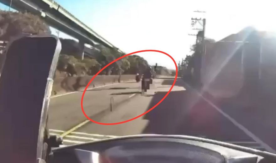 影/偷車賊遭追捕丟大鎖襲警　狂飆過彎壓車雷殘骨折就逮