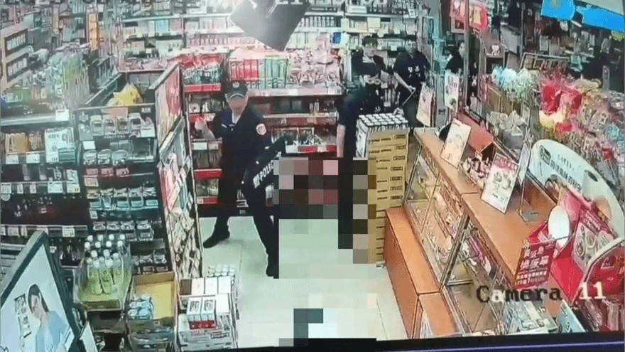 影/內湖驚見「全聯賣場內持刀狂徒刺傷員警」！驚悚直擊