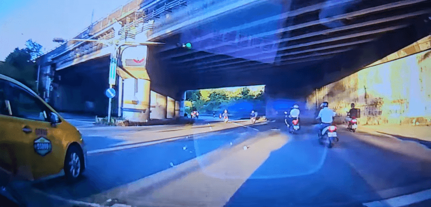 汐止女騎車突失金「鈔票滿天飛」！後方民眾狂撿落跑
