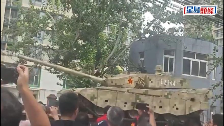 影/擴大規模！陸「93閱兵」二次彩排動員4萬人　軍武亮相街頭