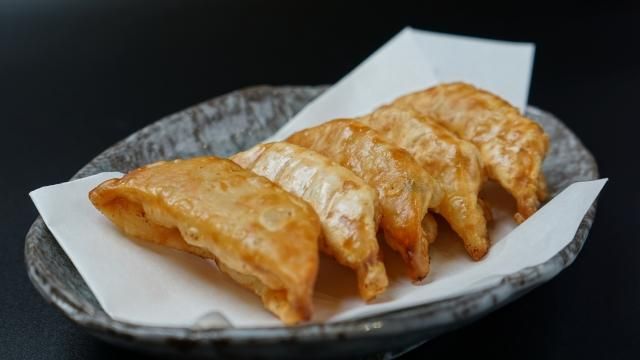 10顆鍋貼熱量770卡！醫：包餡美食高油、高鹽恐傷腎