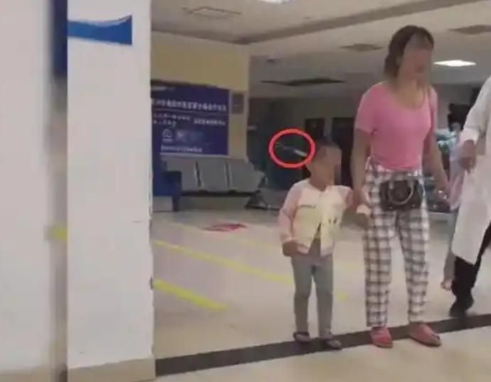 影/揪心！「頭插15公分刀」陸3歲女童淡定就醫現況曝光
