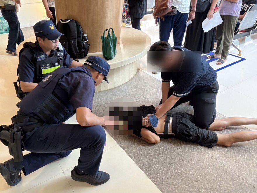 影/嘉義長庚醫院「車手囂張領錢」　警一擁而上秒壓制