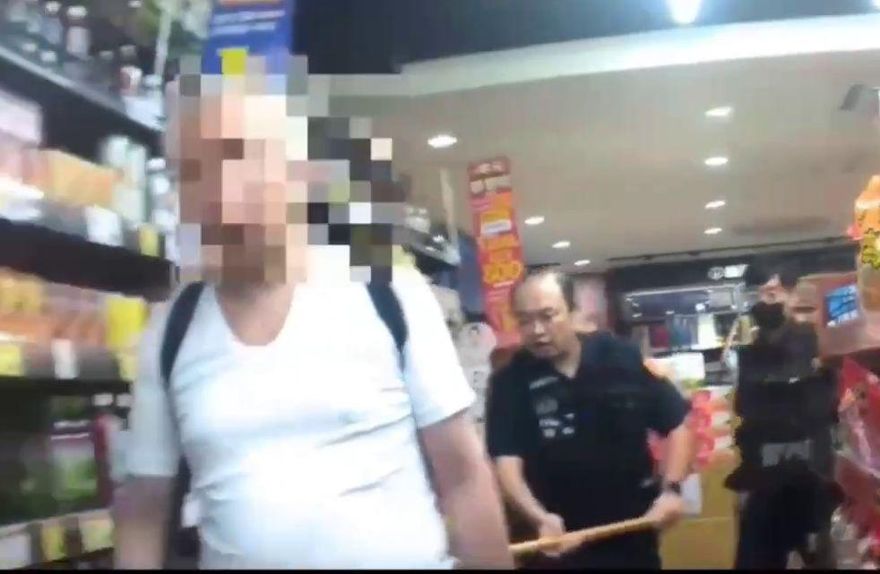 影/東湖賣場狂徒持刀襲警濺血　犯案超扯理由：要割保鮮膜
