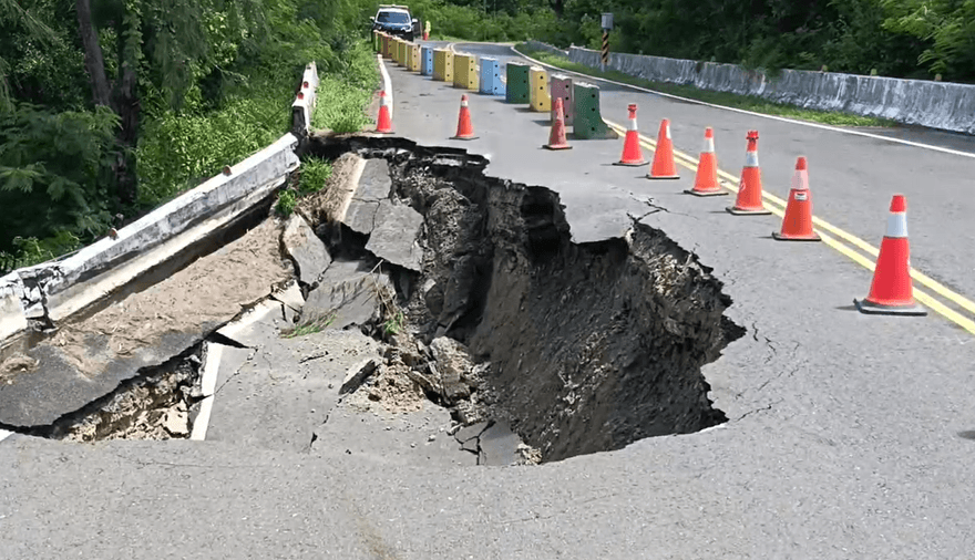 影/墾丁社頂公園道路坍方現天坑　面積2輛車大小