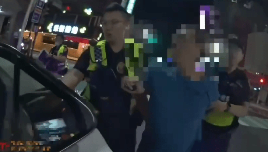 影/玩完了！三重50歲大叔酒醉還想上警車　被管束送辦