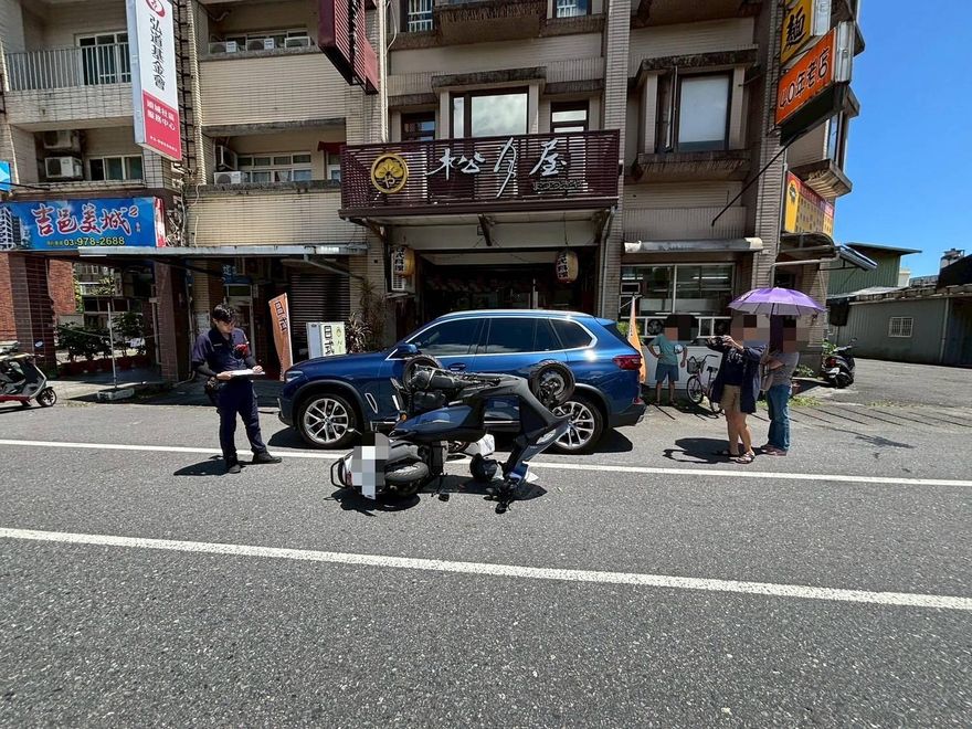 影/大熱天！宜蘭頭城對撞車禍2傷　路人暖心撐傘遮陽