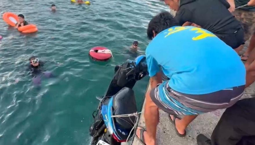 香港旅客遊綠島連人帶車衝入海！　眾人伸援手奮力把車拉上岸