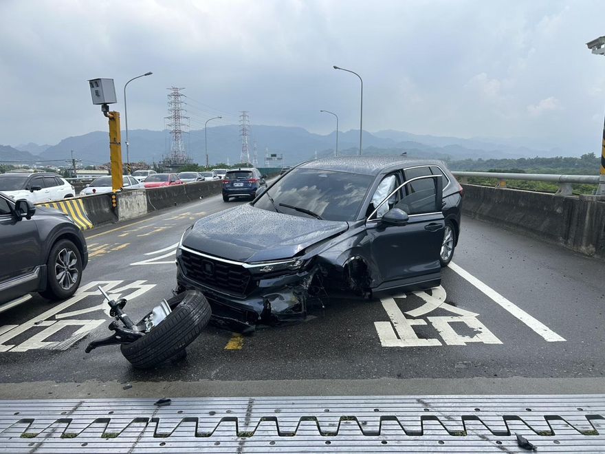 新車上路沒滿月　他載兒郊遊遇車禍…整輛撞得稀巴爛