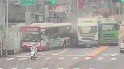 影/桃園3大車追撞釀596戶停電、6人送醫　直擊瞬間