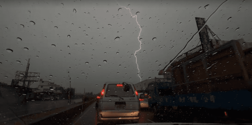 時雨量飆98毫米！高雄市2區暴雨成災　列一級淹水警戒