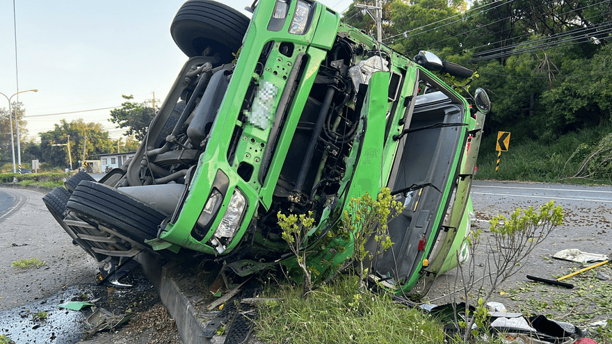 台1線西湖段嚴重車禍！　聯結車側翻「貨櫃噴到對向車道」