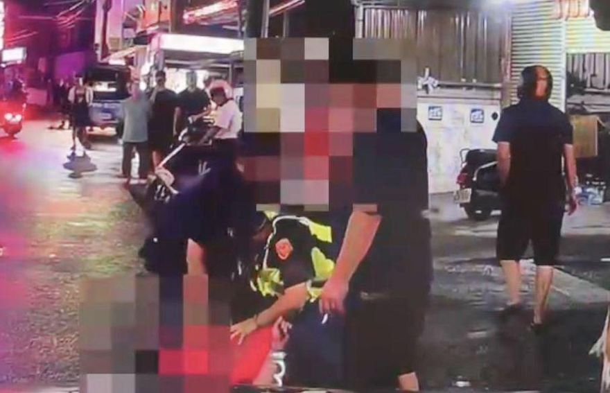影/同事酒後譏笑！屏東男持刀追殺刺胸　犯後換剪刀再折回