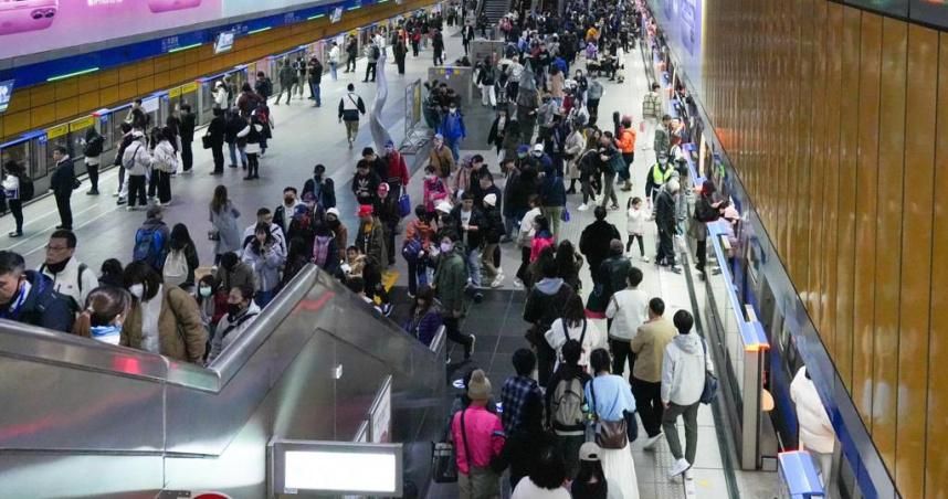 北捷分流策略失效！新埔站人潮如跨年　通勤族：擠到無法上車